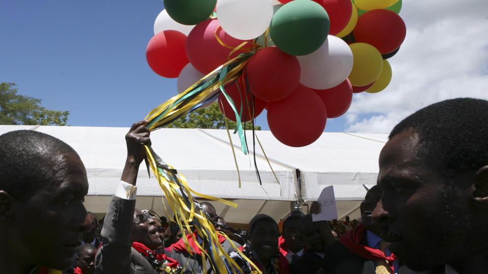 HIPP HURRA: Zimbabwes president Robert Mugabe leker med ballonger p� sin 85-�rsdag i Chinhoyi. Foto: Tsvangirayi Mukwazhi/Scanpix/AP
