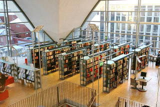 �PENT: Biblioteket er stort og lyst, med glassvegger. Foto: TROMS� BIBLIOTEK