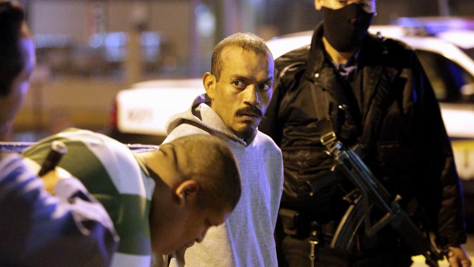 ARRESTERT: Et medlem av en av narkogjengene i den nordmeksikanske byen Ciudad Ju�rez er tatt av politiet 19. februar. Byen er ekstremt hardt rammet av voldsb�lgen og krigen med narkokartellene i landet. Bare i februar ble 250 mennesker drept.Foto: Eduardo Verdugo/AP