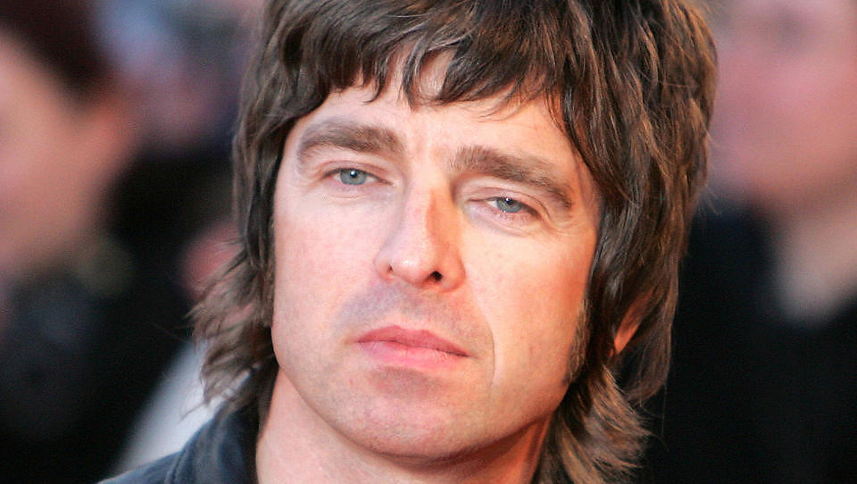 �RETS BLOGGER: Noel Gallagher har ikke mye data-erfaring � skryte av. Men han trenger ingen PC for � blogge. Foto: SCANPIX /AFP / LEON NEAL