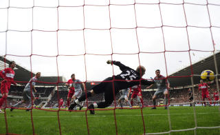 SJANSEL�S: Reina var sjansel�s p� Alonsos selvm�l. Foto: Nigel Roddis / EPA.