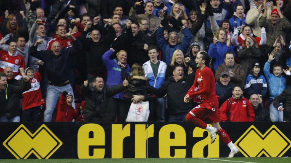 FEIRET: Tuncay fikk ballen fra Aliadiere, og satte den sikkert bak Reina. Tyrkeren ble matchvinner for hjemmelaget. Foto: Jon Super / AP.
