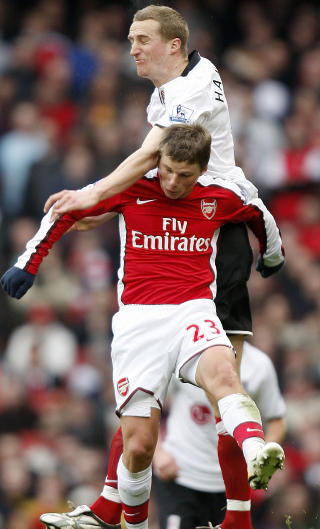 HOLDT NULLEN: Hangeland og Fulham holdt buret rent mot Arsenal. Her er nordmannen i duell med Andrei Arsjavin. Foto: Adrian Dennis / EPA.