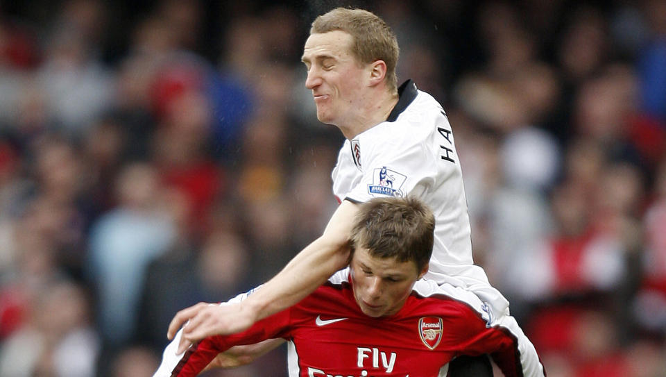 T�FF I STILEN: Brede Hangeland gir Arsenals Andrej Arsjavin en velkomst til engelsk fotball. Foto: Adrian Dennis/AFP/Scanpix