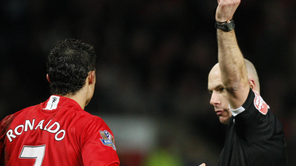 FLERE KOLLEGAER: Premier League-dommer Howard Webb kan f� enklere arbeidsvillk�r hvis FIFA-forslaget om ekstra dommere blir en realitet. Her gir han gult kort til Cristiano Ronaldo.  Foto: Jon Super / AP.