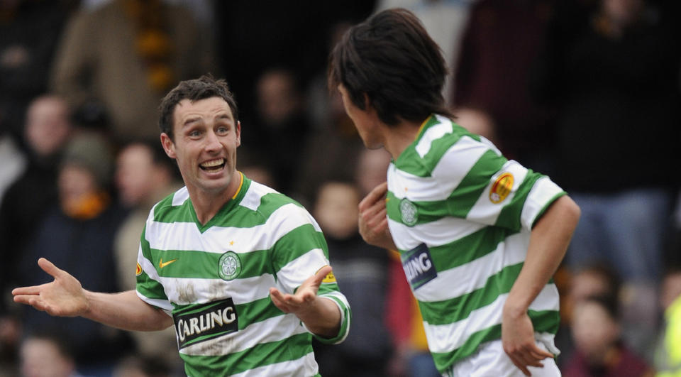 ENKELT: Celtic scoret sju m�l mot St.Mirren. Her feirer Scott McDonald (t.v) feirer med trem�lsscorer Shunsuke Nakamura. Foto: EPA.