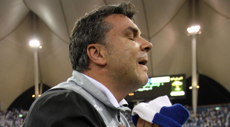 SPARKET: Cosmin Olaroiu fikk sparken etter � ha kastet en skjorte med bilde av kronprinsen p� bakken. Foto: AFP.