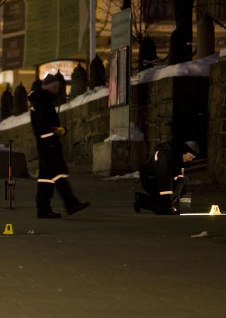 SIKRET BEVIS: Politiet sikrer bevis etter at tre menn i 20-�rene ble skutt i Karl Johans gate i Oslo natt til l�rdag.
Foto: Heiko Junge / SCANPIX