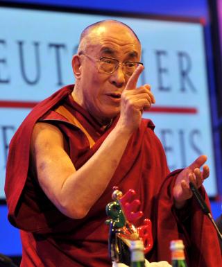 LEDER: Den brennende munken bar et flagg som hyllet Dalai Lama. Her er Lama fotografert i Tyskland i februar i �r. Foto: Patrick Seeger/AFP/Scanpix