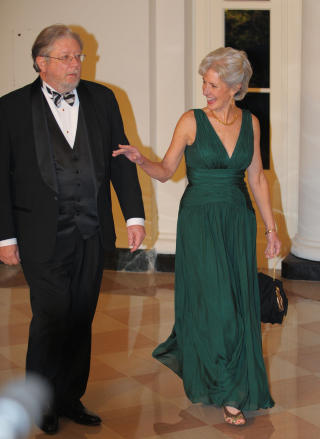P� BES�K: Sebelius, her med mannen Gary, har v�rt i Det hvite hus f�r. Her bes�ker hun presidentboligen i forbindelse med en guvern�rmiddag 22. februar. Foto: Ngan Mandel/AFP/Scanpix