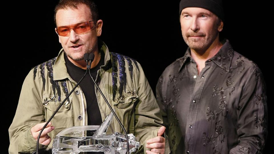 KRITISERES: Bono og U2 trikser med adressen for � slippe � betale skatt. Her Bono (til venstre) og The Edge i U2. Foto: Mark Mainz/AP/Scanpix