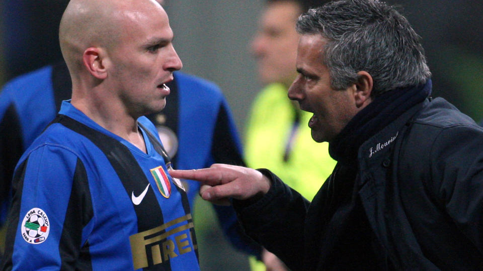 RESPEKTERT: I likhet med sir Alex Ferguson, nyter Jos� Mourinho stor respekt hos sine spillere. Her gir han Esteban Cambiasso tydelig beskjed om hva han mener.  Foto: SCANPIX/REUTERS/Alessandro Bianchi