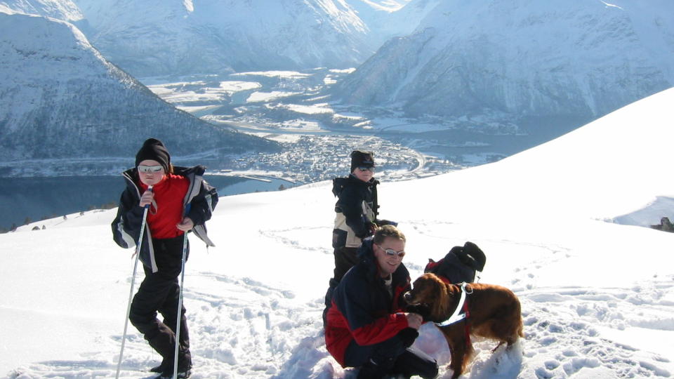 SKIEVENTYR: Romsdalen med Trollstigen er en av landets fineste sommerregioner. N� vil de lokke til seg nordmenn vinterstid ogs�. Og Stein P. Aasheim viser veien til topps. Foto: HILDE G. BAKKE