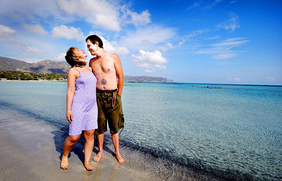 KRETA: Elafonissiastranda er Kretas mest romantiske strand. Det synes i alle fall Dorota og Mariusz Janiak fra Warzawa, som var der p� bryllupsreise. Foto: John Terje Pedersen