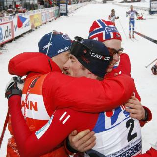 STORT �YEBLIKK: Landslagstrener Morten Aa. Djupvik (t.v.) gledet seg nesten enda mer over femmilsgull i fri teknikk enn dobbeltseieren i Sapporo.Foto: Lise �serud / SCANPIX