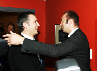 VILLE IKKE KLEMME: Jens Stoltenberg n�lte med � klemme jubilanten i Trond Giskes 40-�rslag. Foto Knut Falch / SCANPIX .