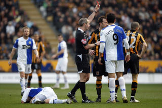 BLE SPARKET Dean Marney sparket til Gamsten, som ble liggende. Hull-spilleren fikk direkte r�dt. Foto: EPA.