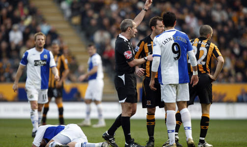 SATNA CRUZ: Hull Citys Dean Marney sendes av banen etter � ha sparket Morten Gamst Pedersen (liggende). Tilskuer: Roque Santa Cruz, eller var det Satna Cruz. Foto: Paul Ellis/AFP/Scanpix
