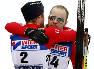 TAKK OG GRATTIS: Tord Asle Gjerdalen insisterer p� at han gikk for seg selv, men understreker samtidig at han og Petter er p� lag.
Foto: H�kon Mosvold Larsen / SCANPIX