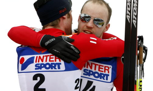GRATULERTE HVERANDRE: Petter Northug blir gratulert av Tord Asle Gjerdalen etter at han vant femmila, men Northug var ogs� snar med � takke Gjerdalen for all hjelp underveis.
Foto: H�kon Mosvold Larsen / SCANPIX