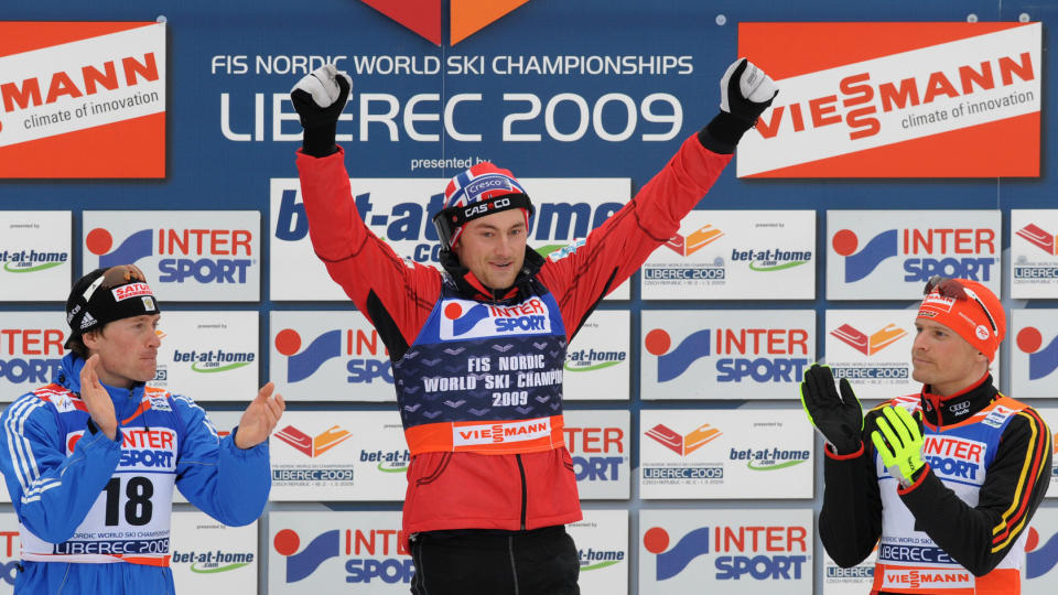 APPLAUDERES: Petter Northug jr. tok steget til topps igjen i g�r. Her p� seierspallen sammen med s�lvvinner Maxim Vylegzhanin og bronsevinner Tobias Angerer. Foto: Michael Cizek/AFP/Scanpix