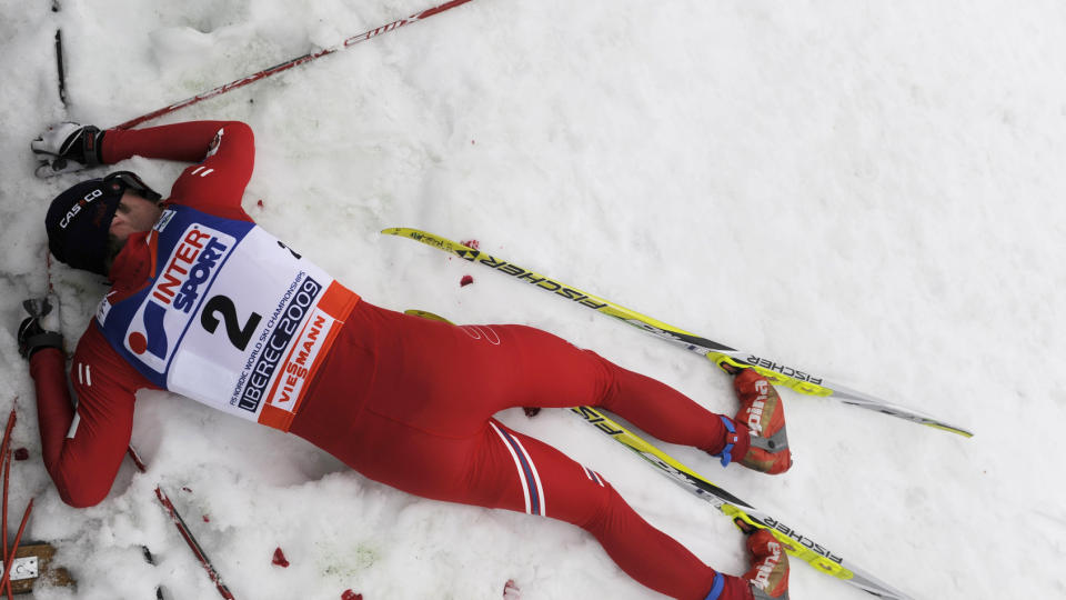 S� SLITEN: Petter segnet om i m�lomr�det etter VM-gullet p� femmila i dag. Han var s� sliten at han ikke klarte det varemerkede taktskiftet sitt i spurten.Foto: REUTERS/Petr Josek