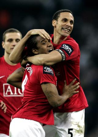 VINNERSTRAFFEN: Anderson satte inn vinnerstraffen for United. Her gratuleres han av Rio Ferdinand.