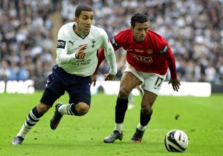 UROMOMENT: Aaron Lennon testet Patrice Evra flere ganger. Her i duell med Nani. Foto: Sang Tan / AP.