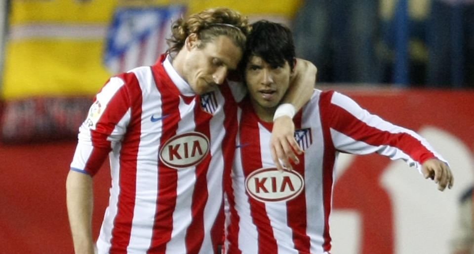 MATCHVINNER. Sergio Ag�ero straffet Barcelona med to m�l, og ble matchvinner. Her gratuleres han av lagkamerat Diego Forlan. Foto: AP.