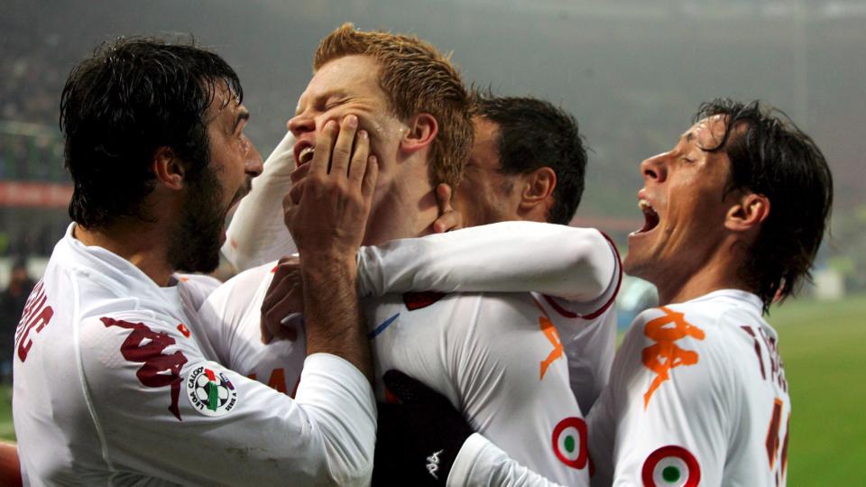 JUBELSCENER: John Arne Riise feirer med lagkameratene etter � ha sendt Roma opp i tom�lsledelse. Foto: EPA.
