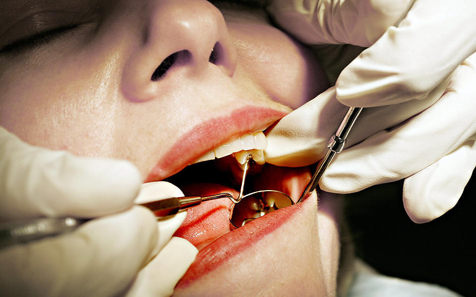FAST RITUAL: Mange kvier seg for � g� til tannlegen - men trolig som regel av andre grunner enn bekymring for hygienen. Scenarioet p� bildet har ikke forbindelse til Helsetilsynets rapport. Foto: OLE C.H. THOMASSEN