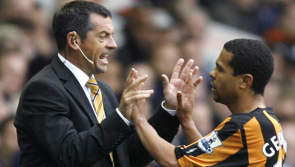 LYKKELIGE DAGER: Hull Citys manager Phil Brown bytter ut Geovanni etter at han scoret m�l mot Tottenham p� White Hart Lane i oktober. I g�r ble brassen byttet ut igjen, da var ikke tonen like god. Foto: Ian Kinton/AFP/Scanpix