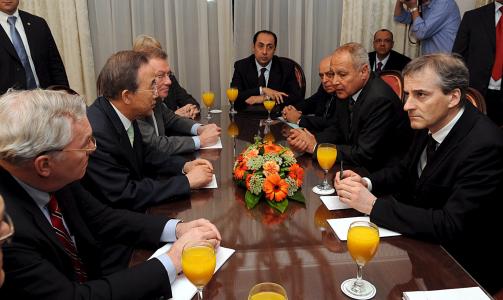 VIL HJELPE: FNs generalsekret�r Ban Ki-moon (2 f.v.) og Norges utenriksminister Jonas Gahr St�re m�tte i g�r den egyptiske utenriksministeren Ahmed Abul Gheit (2 f.h.) i Sharm el Sheikh, Egypt. I dag holdes giverlandskonferasnsen der det internasjonale samfunnet vil legge fram sine planer om � hjelpe Gaza med gjenoppbyggingen etter krigen mot Israel. Foto: Scanpix