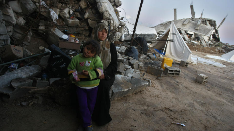 ENORME �DELEGGELSER: En palestinsk kvinne og hennes datter sitter utenfor sitt raserte hus. Seks uker etter at kampene tok slutt ligger store deler av Gaza i ruiner. Foto: Mahmud Hams/Scanpix