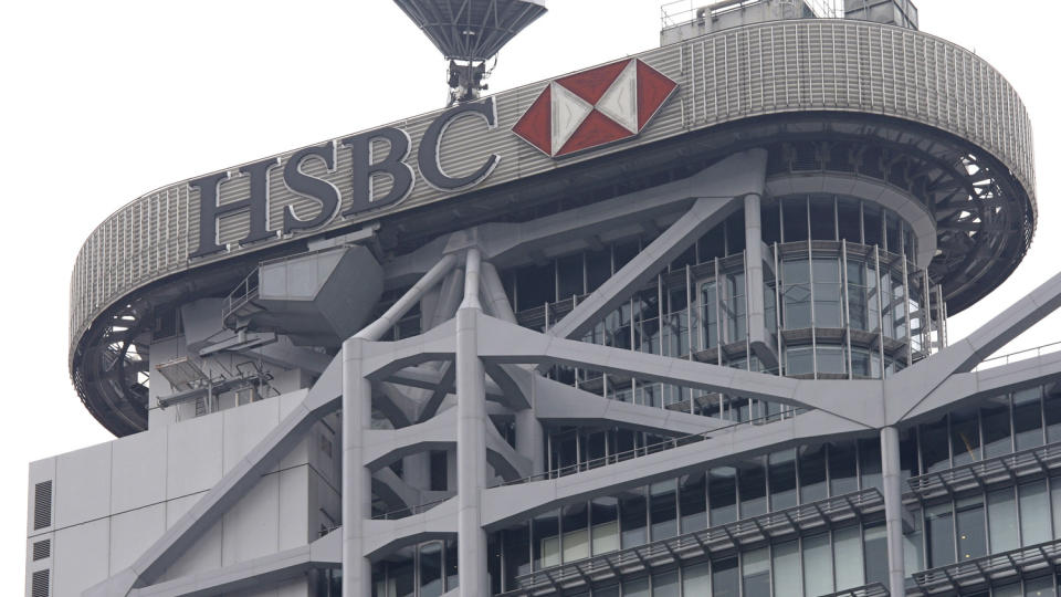 SLITER TUNGT: Europas st�rset bank HSBCs fortjeneste ble redusert med 62 prosent i fjor.  Foto: Scanpix/AP