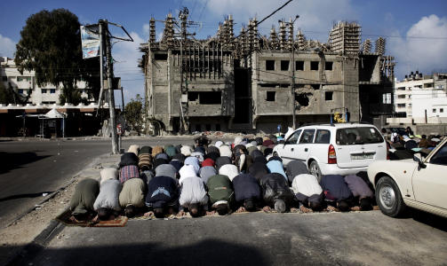 RETT VED SHIFA-SYKEHUSET: Var det tidligere en mosk�, men den ble bombet til ruiner under Gazakrigen. N� ber muslimene p� gata og i ruinene. Foto: Torbj�rn Gr�nning