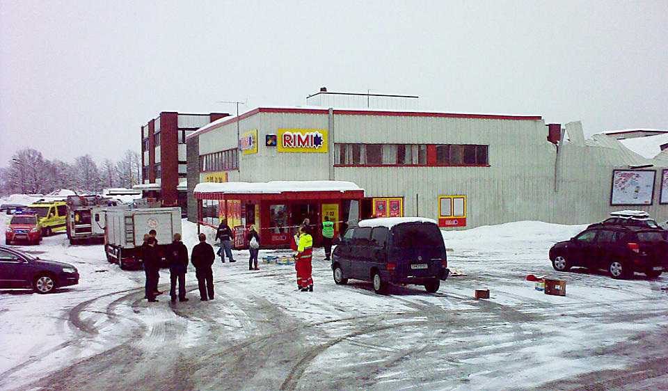 - KOLLAPSET HELT: Store deler av Rimis bygg p� Hovland i Larvik er rasert etter at taket kollapset i formiddag. Foto: P�l Terje St�tvig