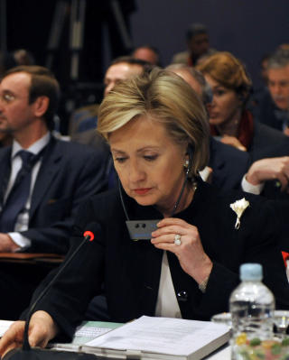 STORE FORVENTNINGER:  Mange mennesker i den arabiske verden har store forventninger til hvilken utenrikspolitikk USA vil f�re, med ny regjering. USAs nye utenriksminister, Hillary Clinton, er n� p� plass i Egypt. Foto: Foto: Gerard Cerles/Afp/Scanpix