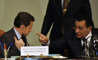 PRESSER PALESTINERNE: Den franske presidenten Nicolas Sarkozy (t.v) snakker med Egypts president Hosni Mubarak under giverlandskonferansen i Sharm el-Sheikh i dag. Foto: Gerard Cerles/Afp/Scanpix