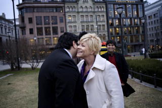 KLEM FRA SIV: Bilde fra Magsinet-reportasjen om FrP-politikere med ikke-vestlig bakgrunn. Siv Jensen klemmer Mazyar Keshvari. FOTO: ADRIAN ØHRN JOHANSEN KLEM FRA SIV: Bilde fra Magsinet-reportasjen om FrP-politikere med ikke-vestlig bakgrunn. Siv Jensen klemmer Mazyar Keshvari. FOTO: ADRIAN ØHRN JOHANSEN