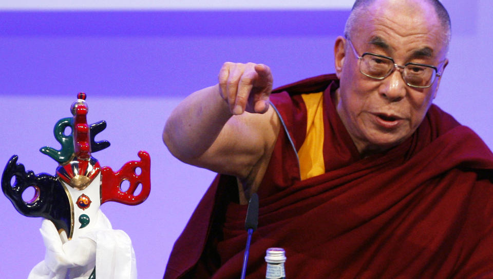 HEIER HAN P� NORGE, TRO? Dalai Lama er en av deltakerne p� fredskonferansen i Johannesburg som if�lge en pressemelding fra Fifa skal se Norges treningskamp mot S�r-Afrika i slutten av mars. Foto: Vincent Kessler, Reuters, Scanpix