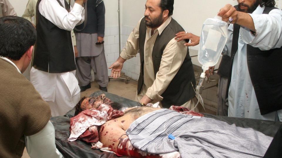 SKADD: En av de skadde ble bragt til sykehus i Quetta etter angrepet p� skolen. Foto:EPA/WAHEED KHAN/SCANPIX