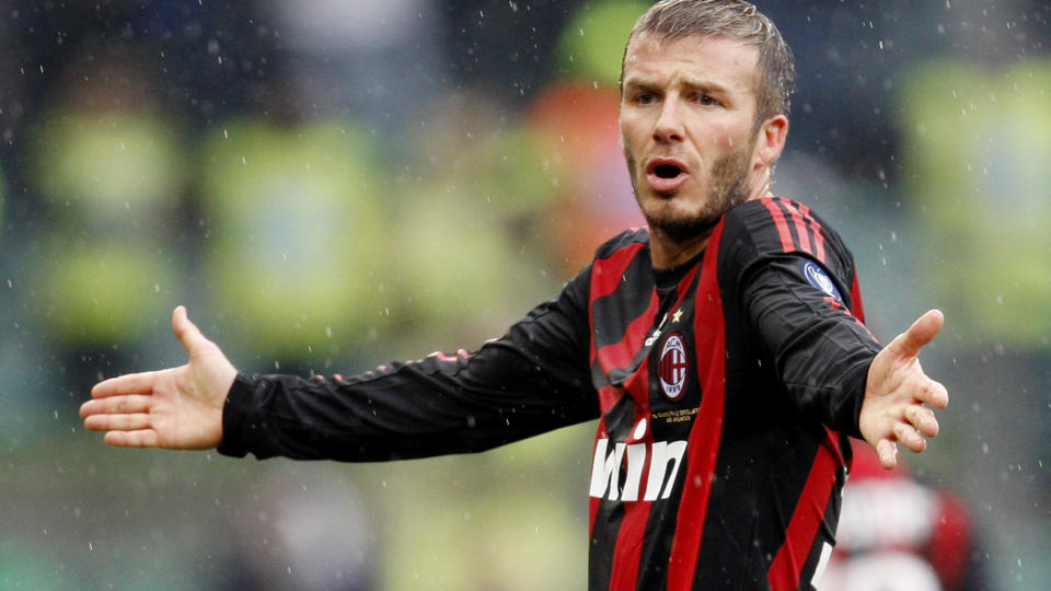 �BLI ENIGE SNART!�: David Beckham venter fortsatt p� en avklaring rundt Milan-framtiden. N� fors�ker klubben � l�ne ham ut sesongen for s� � hente ham tilbake i januar neste �r.Foto: SCANPIX/REUTERS/Giampiero Sposito