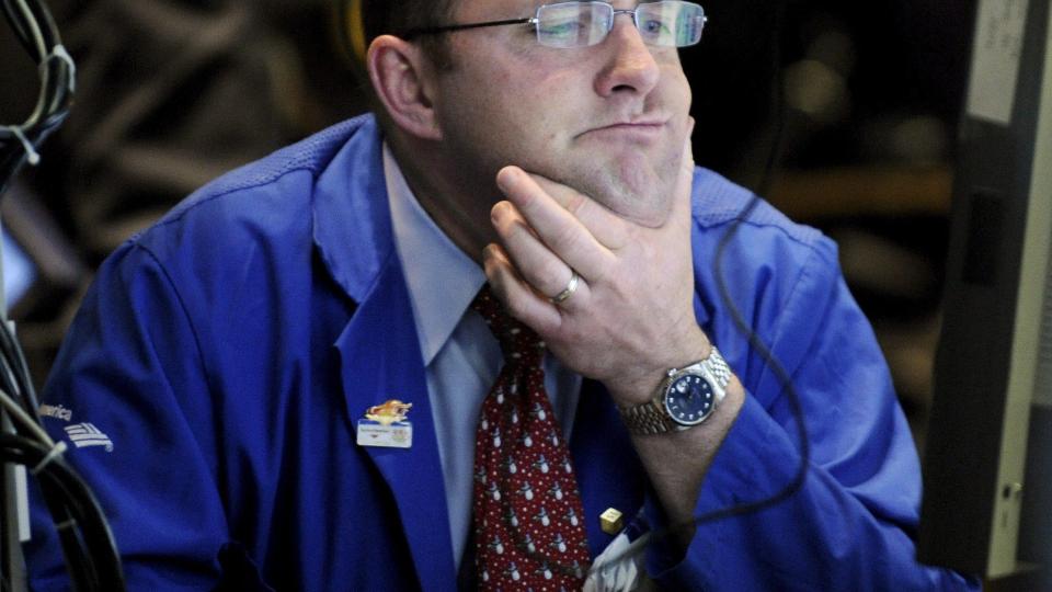 D�RLIG DAG P� JOBBEN: Denne mekleren har en tung dag p� jobben sammen med resten av finansmilj�et i New York. Foto: EPA/JUSTIN LANE/Scanpix