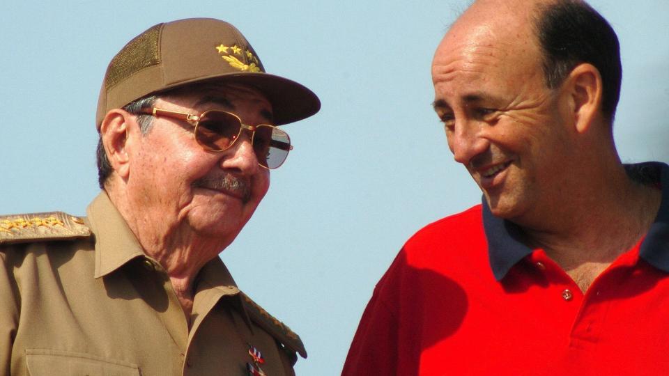 SPARKET AV SJEFEN: Raul Castro (t.v) har sparket en rekke kabinettmedlemmer, inkludert visepresident Carlos Lage (t.h) Foto:  EPA/ALEJANDRO ERNESTO