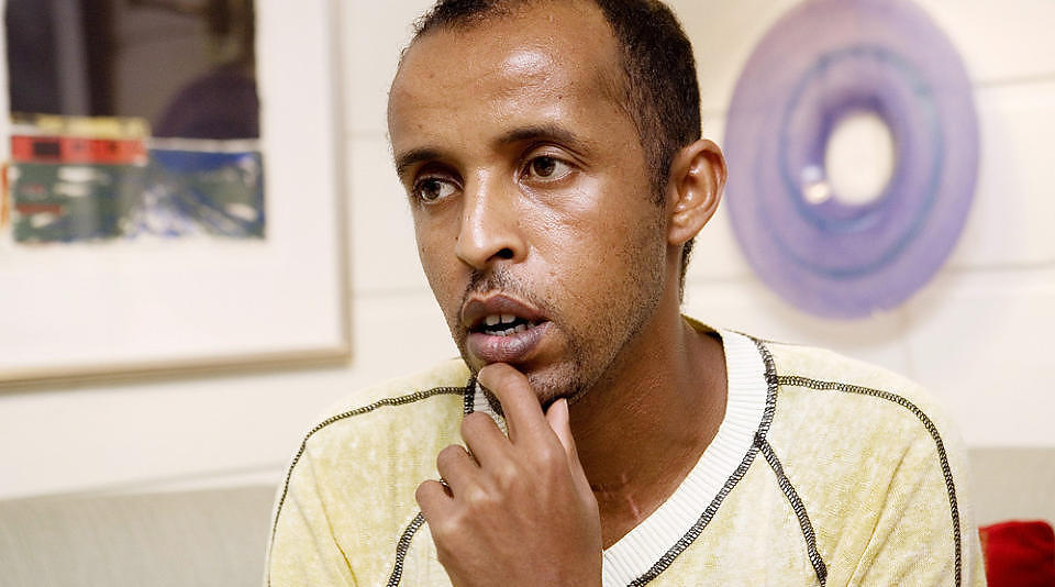 BLE LIGGENDE: Ali Farah ble ikke med i ambulansen etter � ha blitt angrepet i Sofienbergparken. Foto: TORBJ�RN GR�NNING