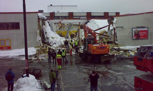 RASTE SAMMEN:  Den tunge sn�en ble for mye for Rimi-bygningen som raste sammen i Larvik i g�r.  Foto: P�l Terje St�tvig