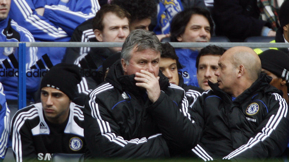 UTFORDRING: Guus Hiddink har ikke gitt opp kampen om gullet, selv om han innr�mmer at det ser vanskelig ut. Foto: Glyn Kirk/AFP/Scanpix
