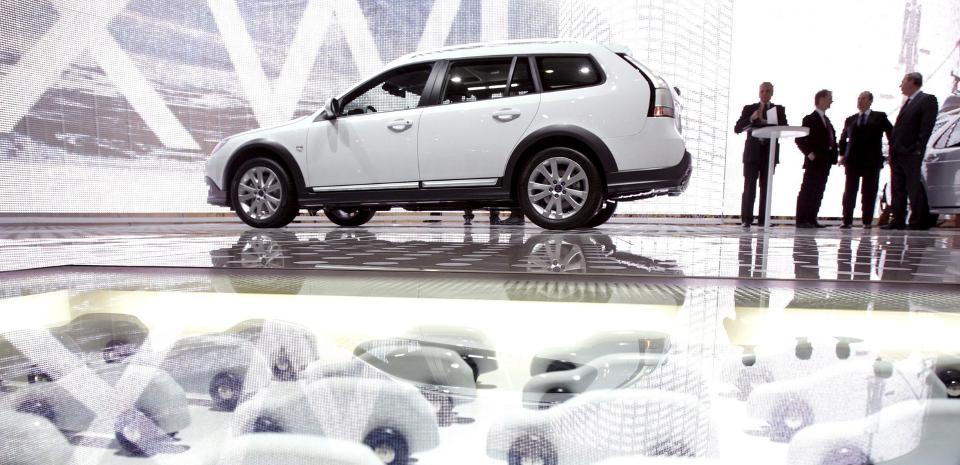 FORTSATT NEDGANG I NYBILSALG: Saab er av mange bilprodusenter som viser fram nye modeller under den internasjonale bilmessen i Gen�ve. SAAB 9-3X og andre nyheter skal friste europeere til � bytte til en nyere bil. Foto: EPA/SCANPIX