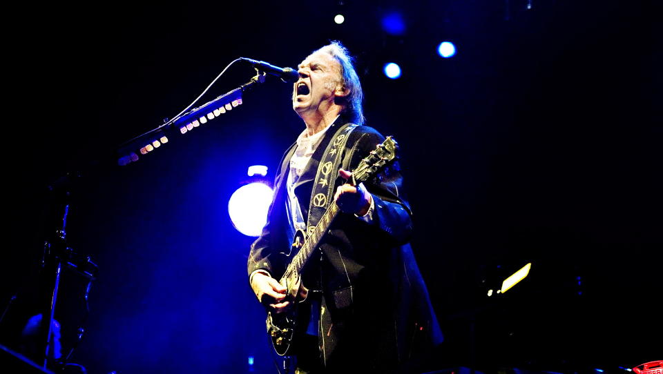 KOMMER TIL BADET: Neil Young br�kte som bare han kan i Oslo Spektrum i august 2008. N� kommer han til Norwegian Wood. Foto: NINA HANSEN
